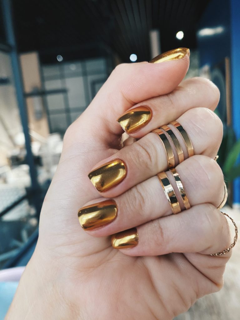 Gold chrome manicure holidays